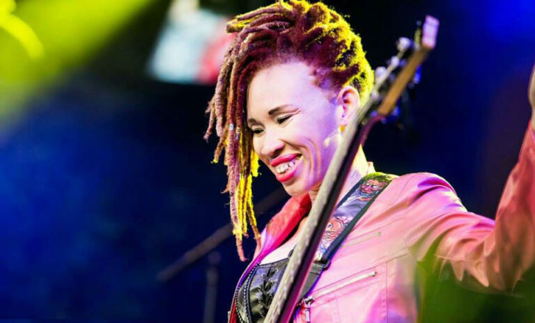 La bassiste Maah Koudia Keita sur scène (Photo) : Facebook Officiel