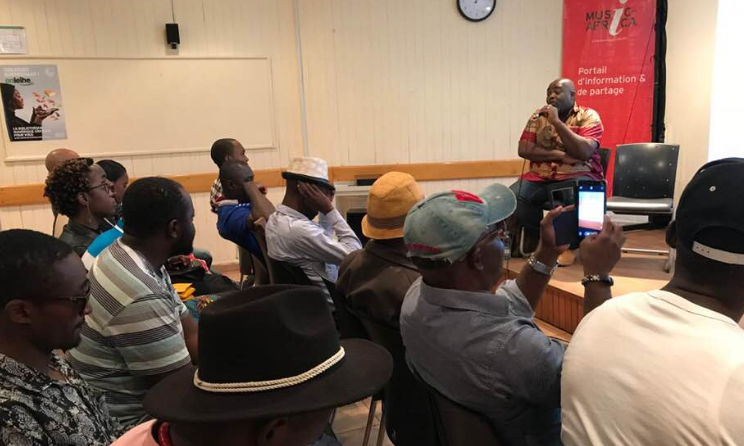 Serge Maboma addresses the crowd at Goethe-Institut in Yaoundé.