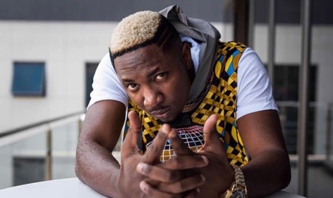 Le rappeur camerounais Stanley Enow a dévoilé un nouveau clip vidéo "Elle est là" (mars 2018).