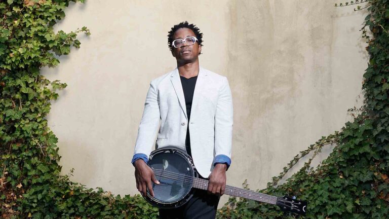Le chanteur camerounais Blick Bassy, initiateur du New Bell Fest (Photo) : Droit réservé