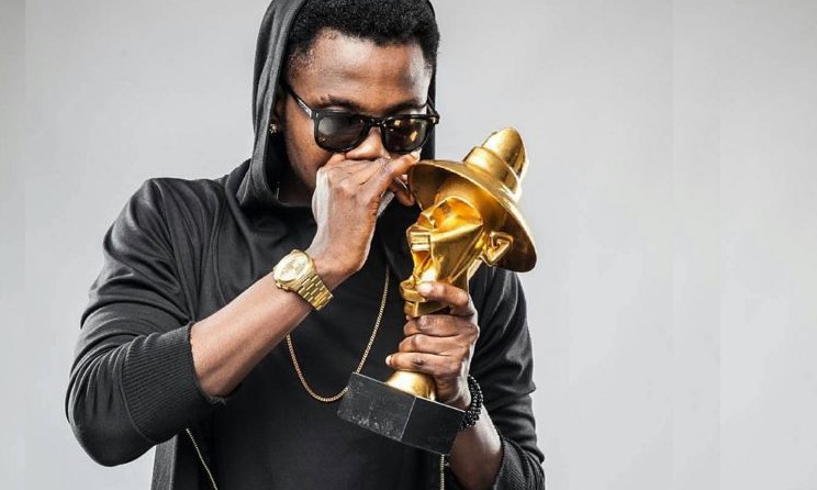 Kiss Daniel poses with a Headies trophy. Photo: HHW