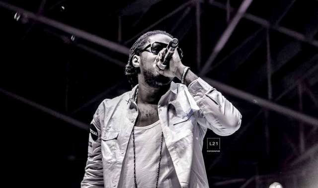 Le rappeur camerounais Maahlox pendant un concert