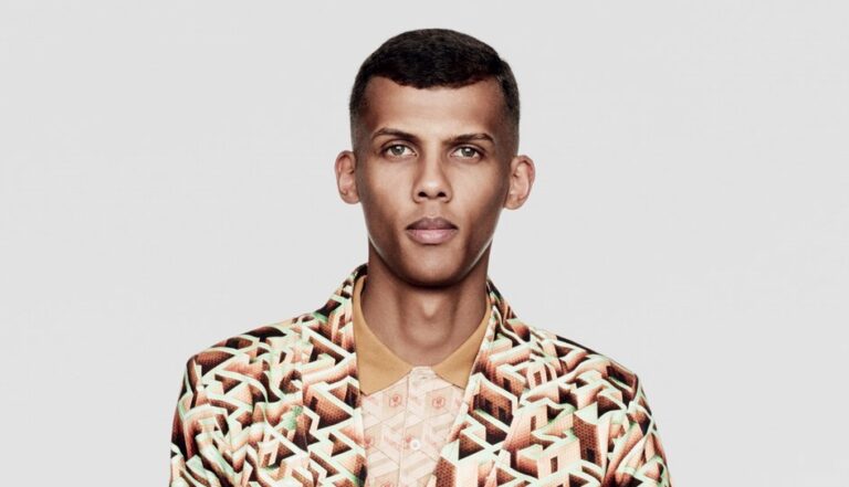 Le chanteur Stromae fait le grand retour avec un nouveau clip intitulé « Défiler »
