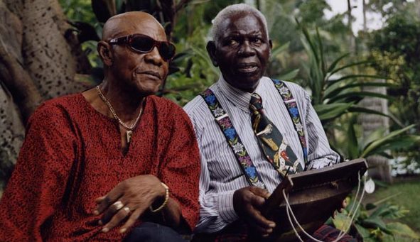 Wendo Kolosoy (RDC) et Antoine Moundanda (Congo-Brazzaville), les pionniers de la rumba congolaise. Capture écran du film "On The Rumba River" (2007) de Jacques Sarasin.