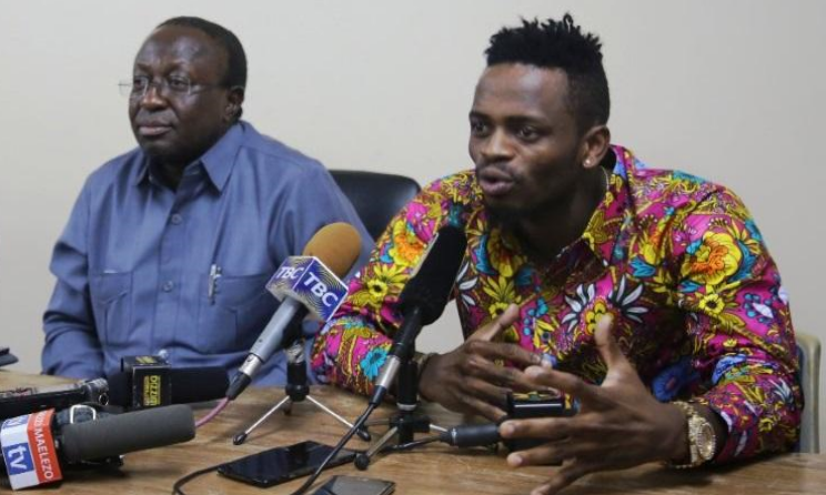Minister of Information, Culture, Arts and Sports, Harrison Mwakyembe with Diamond Platnumz.