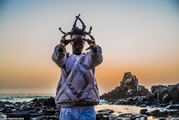 L'artiste sénégalais Ibaaku. Photo : Jean-Baptise Joire