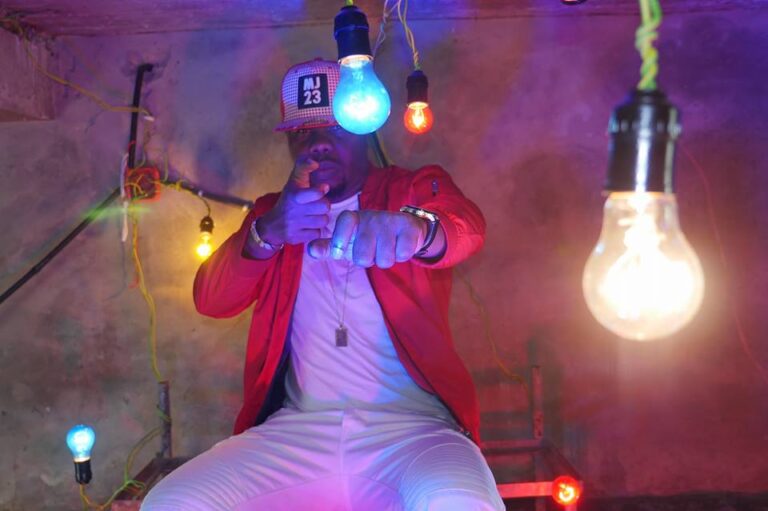 Le rappeur congolais Lexxus revient sur scène avec un nouveau clip "Ma Part".