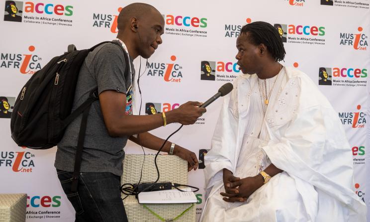 Le journaliste Bill Odidi interviewant Baaba Maal lors d'ACCES 2017