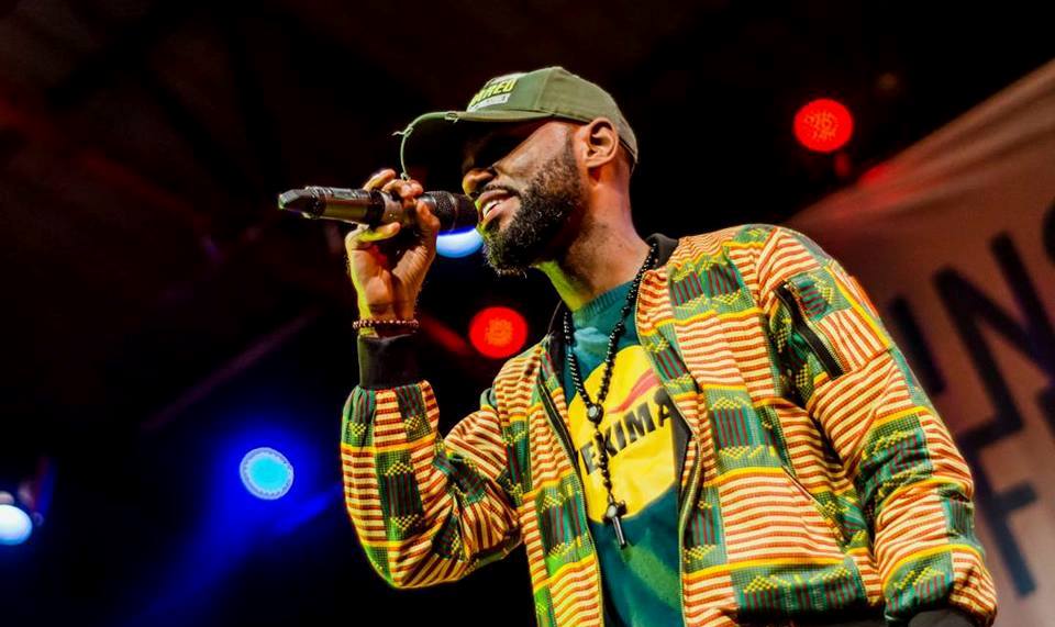 Le slameur Yekima pendant un spectacle à Kinshasa (RDC). (Photo) : Van Picture.