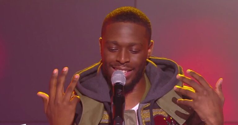 Dadju interprète "Reine" sur la scène de l'émission "Touche pas à mon poste" sur la chaîne française C8. (Photo) : TPMP.