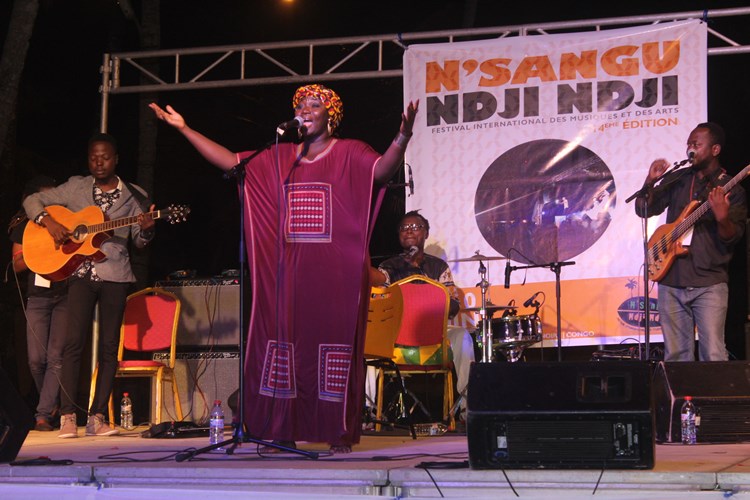 La chanteuse tchadienne Geneviève Matibeye lors d'un spectacle au festival N'Sangu Ndji-Ndji (Pointe Noire, Congo-Brazzaville, juin 2018). (Photo) : Prisca Condhet.