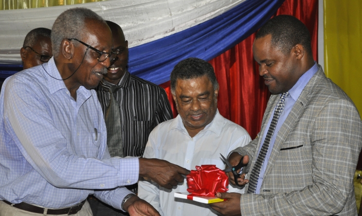 Prof Ebrahim Hussein (centre).