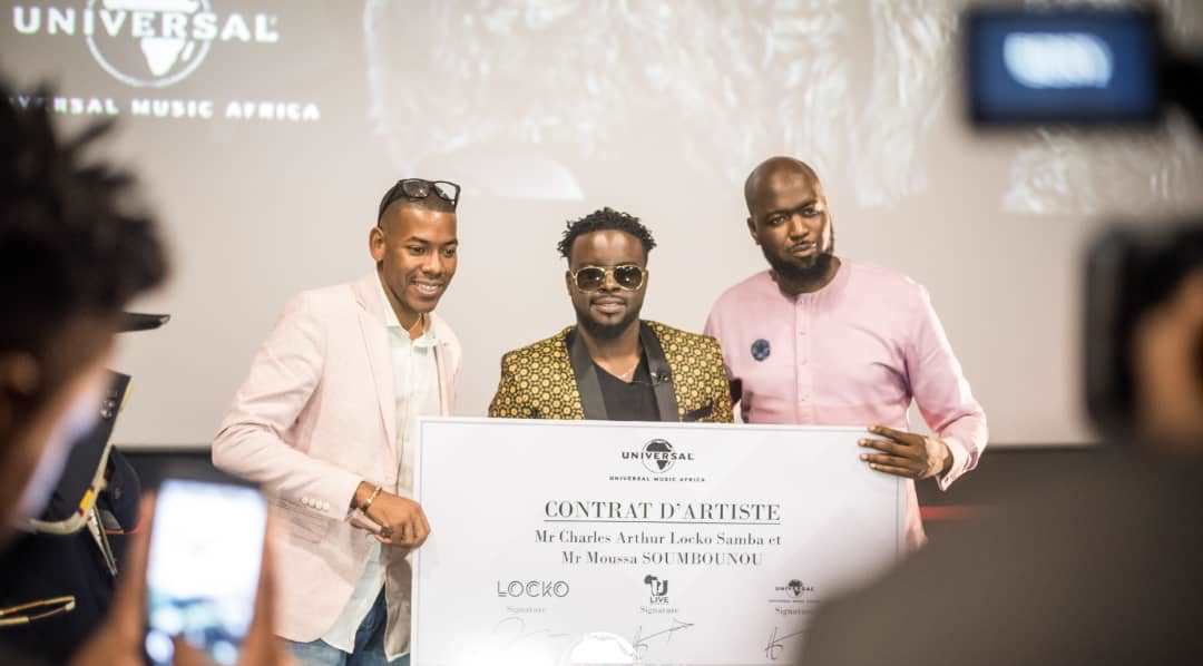 Locko lors de la signature officielle de son contrat avec Universal Music Africa le 29 juin à Douala (Cameroun). (Photo) : Universal Music Africa.
