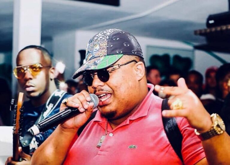 Le chanteur franco-congolais Naza lors d'un concert (Photo) : Facebook/Naza