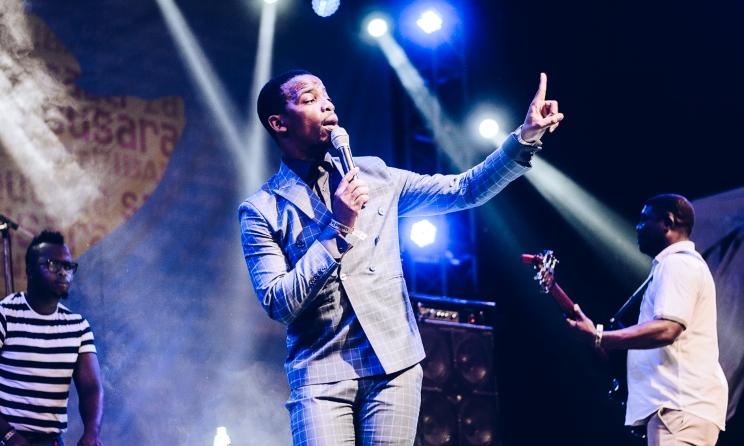 l'artiste sud-africain Zakes Bantwini sur la scène du Festival Sauti Za Bausara en 2018.