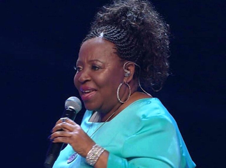 La chanteuse gabonaise Patience Dabany lors de la finale de The Voice Afrique 2016 (février 2017). Capture Youtube.