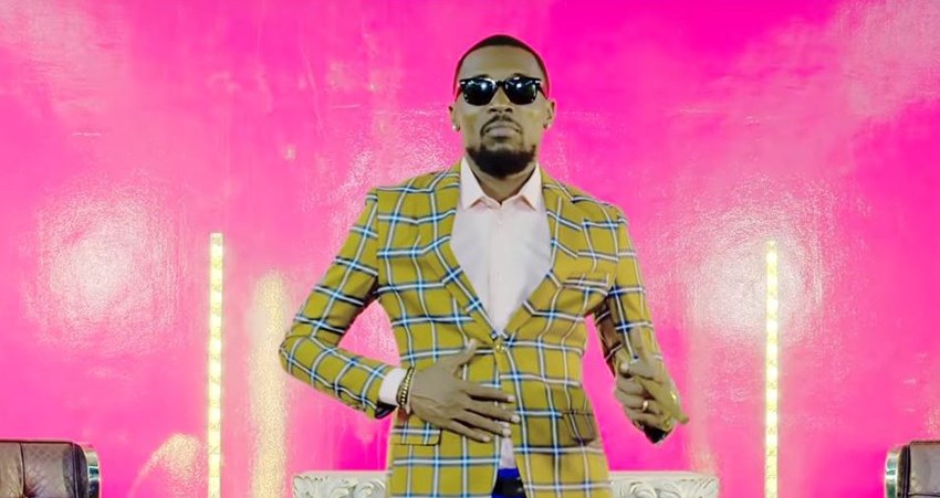 Le chanteur ivoirien Serge Beynaud. Capture YouTube clip « Babatchai »