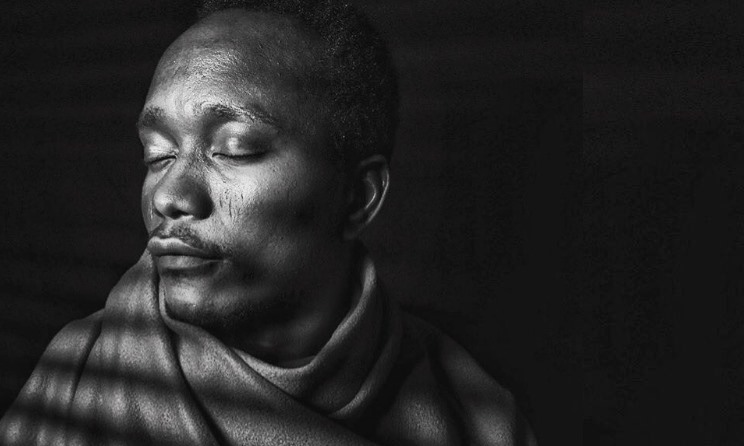 Brymo favours understatement in the video for Bá’núsọ.