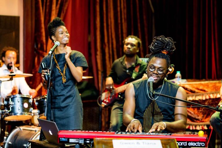 Le duo Gwen & Tiana au House of Blues & Jazz (août 2018, Shangaï, Chine). (Photo) : Gwen & Tiana/Facebook.