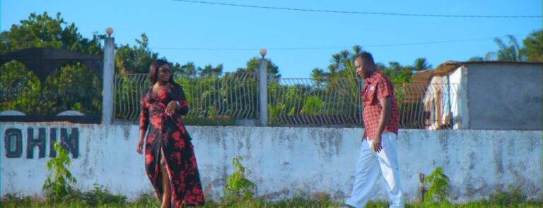 Le chanteur camerounais Petit Pays dans "Small Mamie". Capture YouTube.