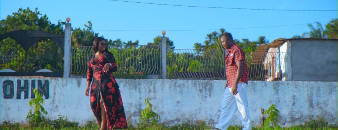 Le chanteur camerounais Petit Pays dans "Small Mamie". Capture YouTube.
