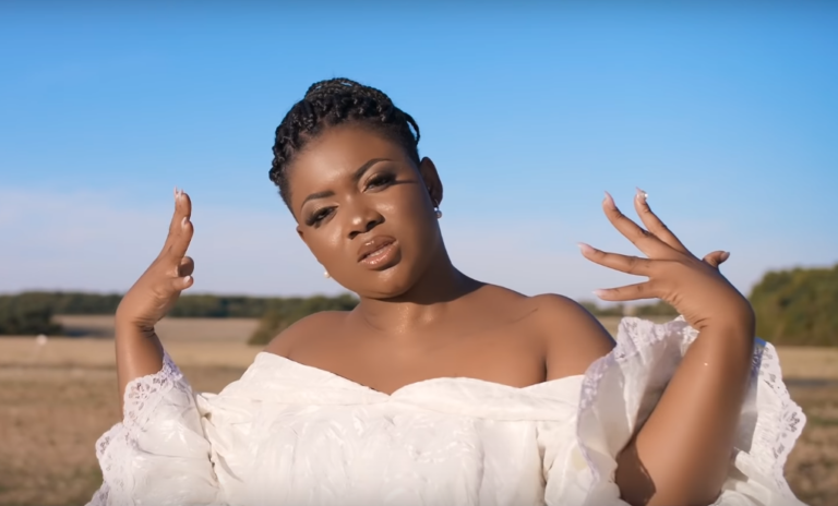 La chanteuse de rumba congolaise MJ30. Capture YouTube « Bizibeli ».