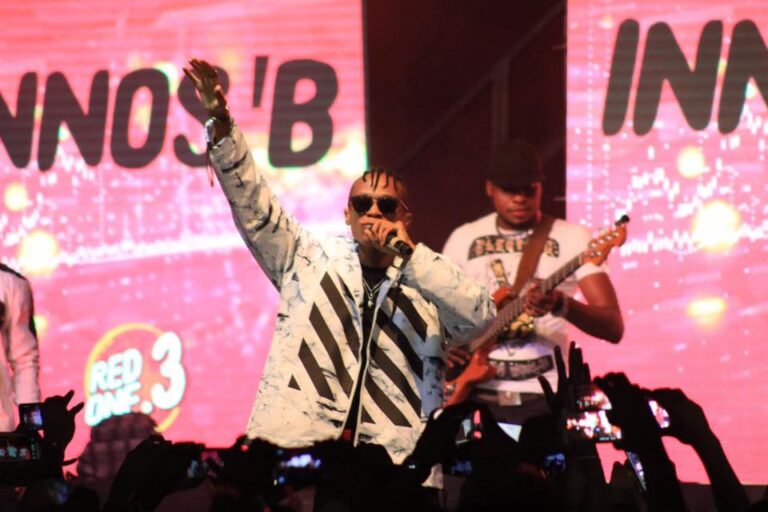 Innoss'B pendant un concert au Red One Festival (Institut français de Kinshasa, septembre 2018). (Photo) : Innoss'B/Red One Festival.