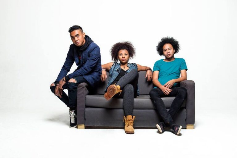 Christelle Ratri en compagnie de deux autres membres du trio, Ben et Andry Sylvano. (Photo) : page Facebook Kristel band.