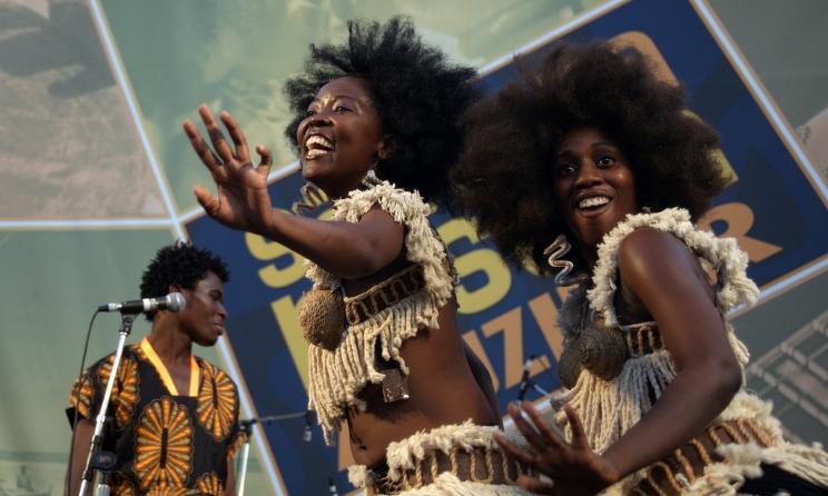Le Théâtre Lumumba de Tanzanie sur scène au festival Sauti za Busara 2013. (Photo) : Link Reuben.