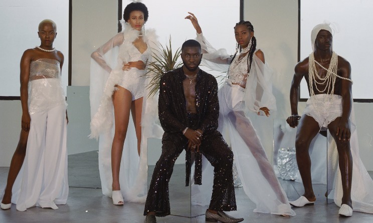 Odunsi poses with models on the Rare album cover.