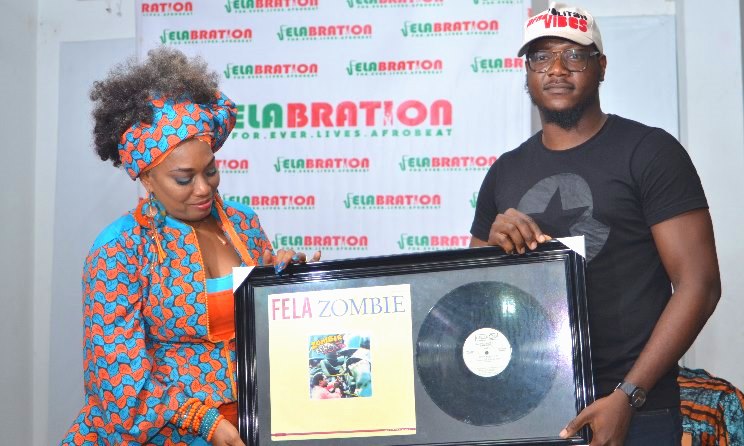Oris Aigbokhaevbolo receives his Felabration award from Yeni Kuti. Photo: TOJ Concepts