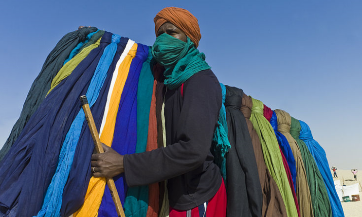 A turban seller at Festival au Desert near Timbuktu, Mali, in 2012. Photo: Wikimedia Commons