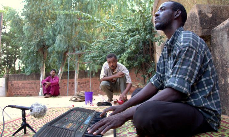 L'artiste électronique nigérien Hama participant à un enregistrement à ciel ouvert (Photo) : Sounds Sahel