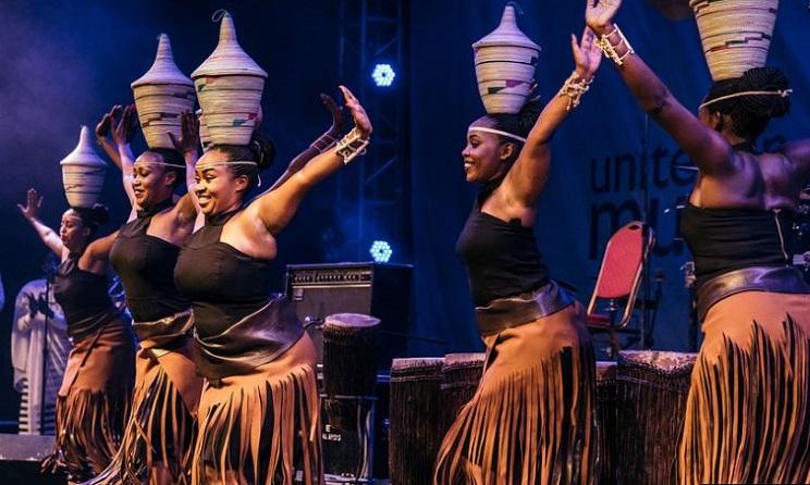 La troupe rwandaise Inganzo Ngari sur la scène du Sauti za Busara 2018.