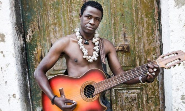 Bissau-Guinean musician Kimi Djabate performed in Tavira, Portugal, as part of the 22nd edition of the OuTonalidades exchange programme.