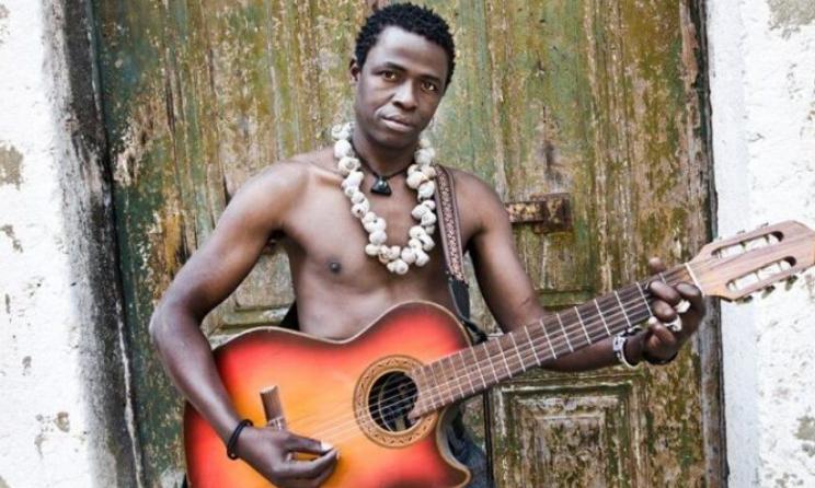 Le musicien bissau-guinéen Kimi Djabate s'est produit à Tavira (Portugal) dans le cadre de la 22e édition du programme d'échange OuTonalidades.