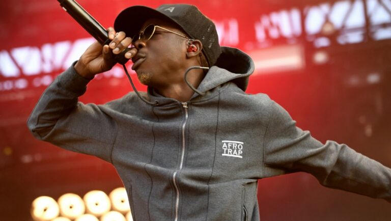 Le rappeur franco-guinéen MHD, lors d'un concert en juillet 2017. (photo): Fred Tanneau/AFP.