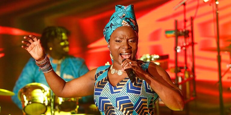 Angélique Kidjo sur scène (Photo) : pitchfork.com