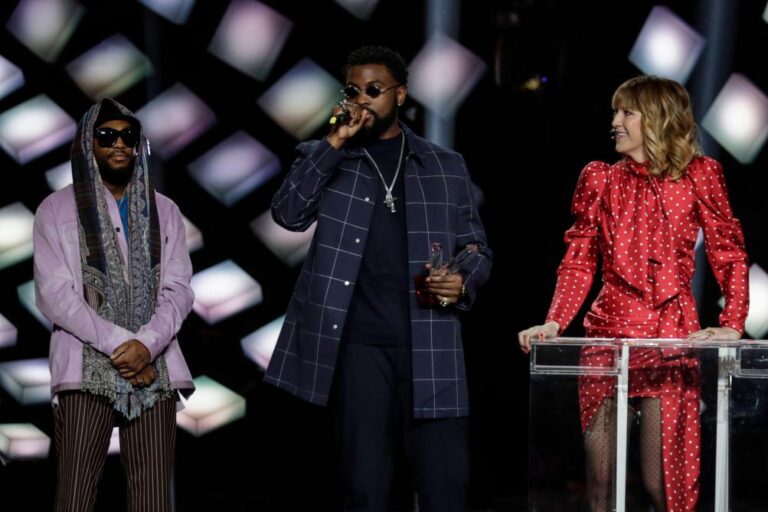 Damso (au centre) lors de la remise de son prix, aux Victoires de la musique 2019.