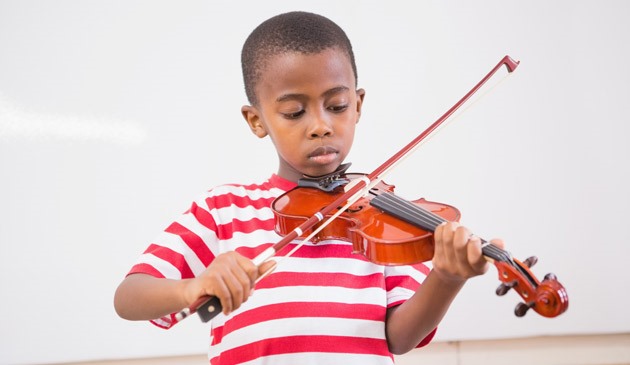 À Madagascar, l’éducation musicale commence dans les cours de récréation, dans les jardins de l’université et même dans la rue. (photo) : NY Metro Parents.