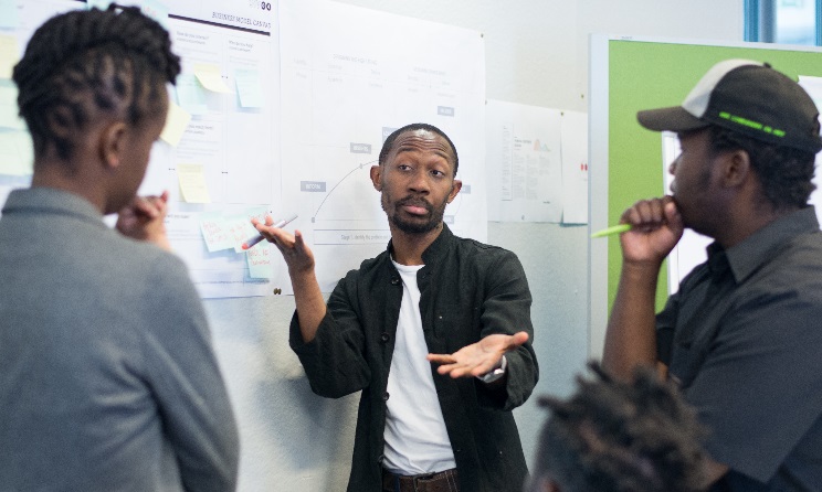 Cultural or social entrepreneurs discussing a project through the Hub@Goethe programme. Photo: Shirin Motala