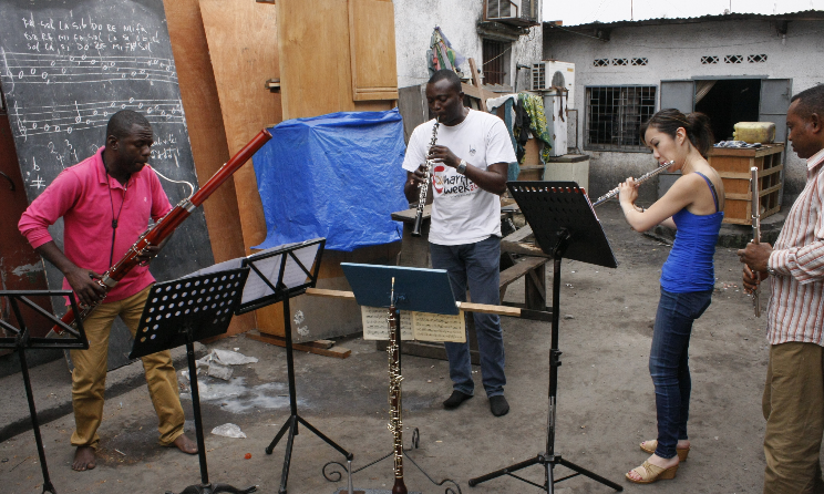 Kaori en pleine répétition avec des musiciens en RD Congo. (photo) : Kaori Fujii