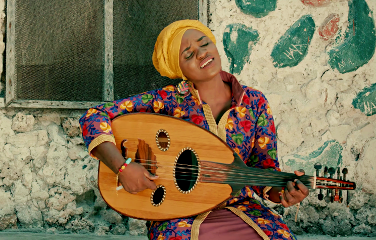 Siti Amina playing the oud in 'Nielewe'.