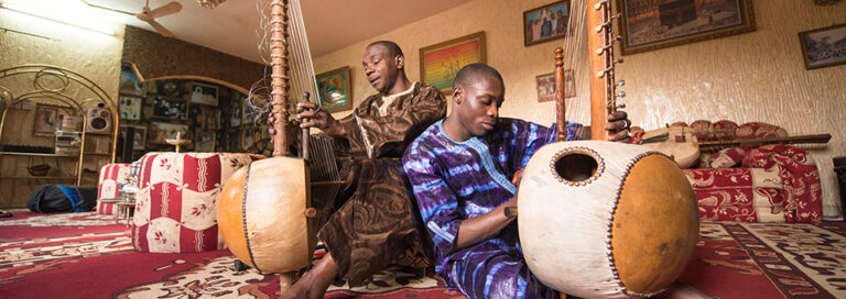 Toumani et Sidiki Diabaté, les deux artistes maliens intègrent Universal Music Africa après l'acquisition de leur label par le major.