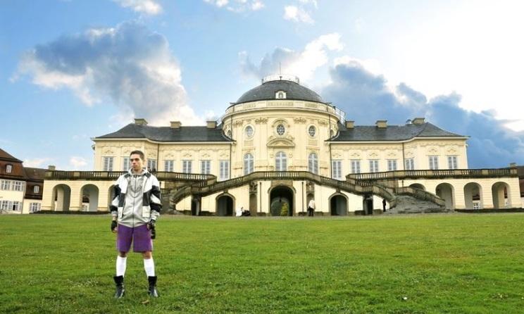 L'artiste Ivan Civic devant le Castle Solitude.