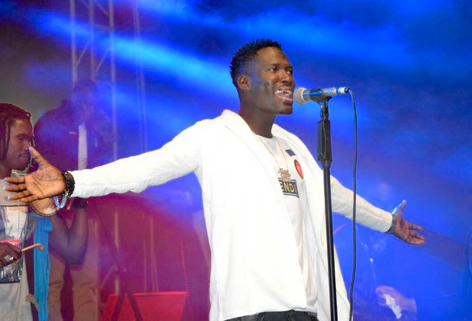 Momo Dieng sur scène (Photo) : Facebook Officiel.