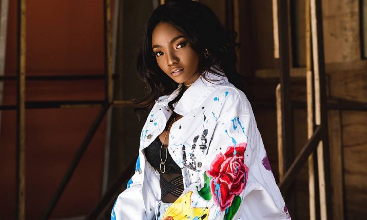 Simi has released a video for 'Ayo'.
