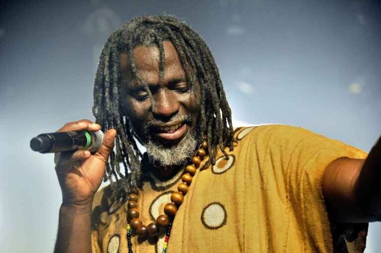 Tiken Jah Fakoly sur scène (Photo) : esmaparis1.com