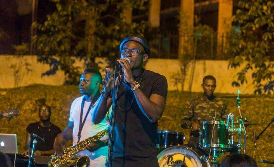 L'artiste gabonais ISHE lors d'un concert à l'Institut français à Libreville. (photo) : By Ik