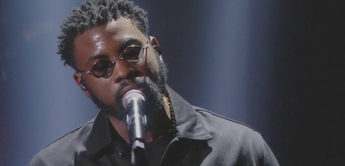 Damso lors de sa prestation aux Victoires de la musique 2019.